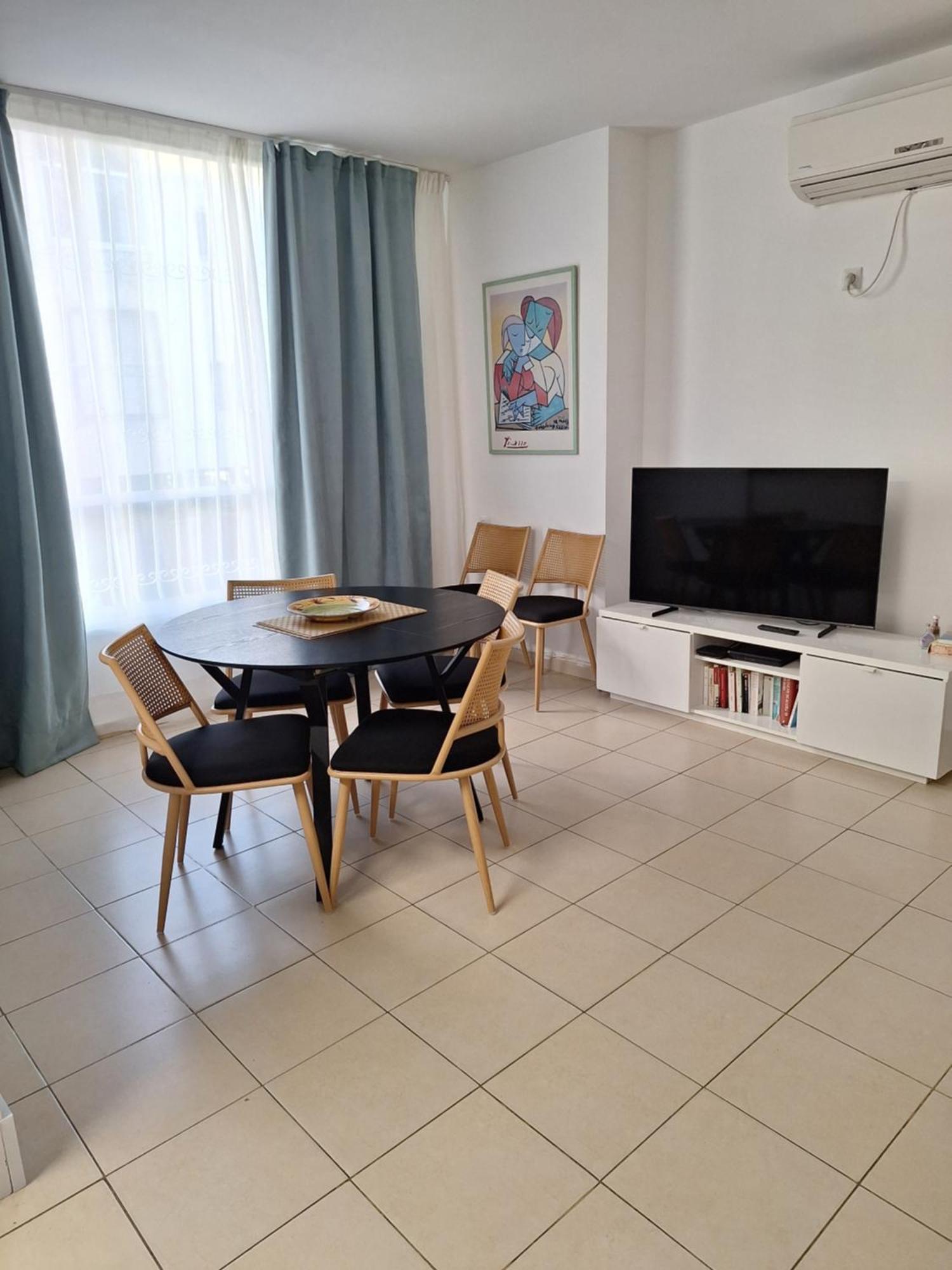 Amazing Apartment For 3 Guests Steps From The Beach Netanya Exteriör bild