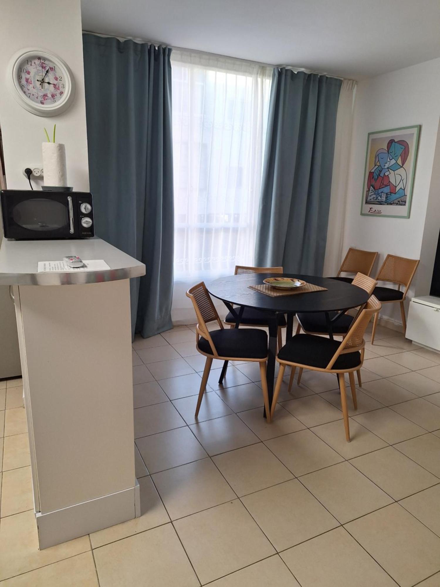Amazing Apartment For 3 Guests Steps From The Beach Netanya Exteriör bild